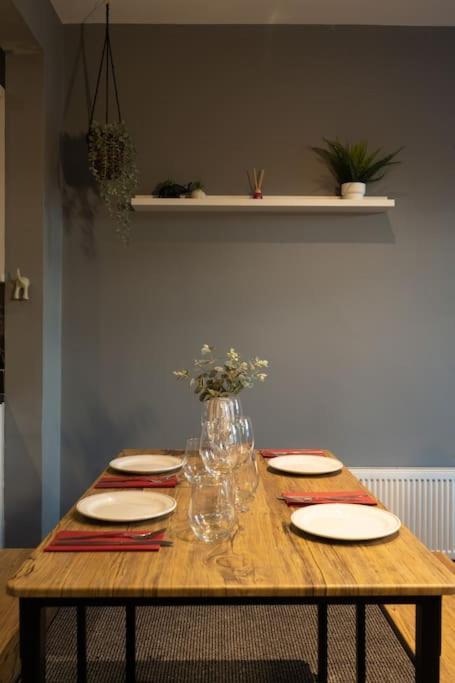 Vibrant City Centre Townhouse With Free Parking Rare Outdoor Patio Белфаст Экстерьер фото