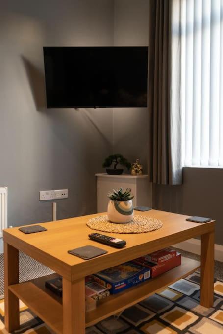 Vibrant City Centre Townhouse With Free Parking Rare Outdoor Patio Белфаст Экстерьер фото