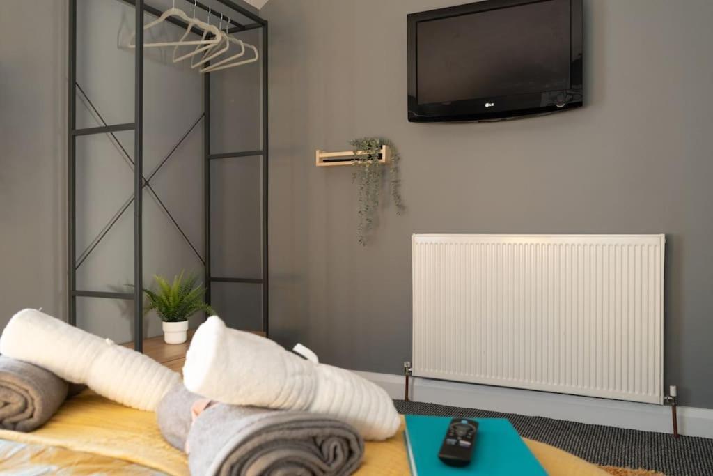 Vibrant City Centre Townhouse With Free Parking Rare Outdoor Patio Белфаст Экстерьер фото