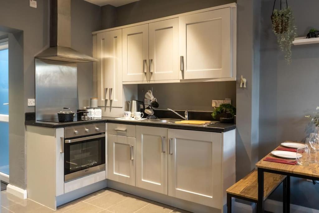 Vibrant City Centre Townhouse With Free Parking Rare Outdoor Patio Белфаст Экстерьер фото