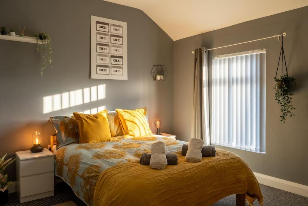 Vibrant City Centre Townhouse With Free Parking Rare Outdoor Patio Белфаст Экстерьер фото