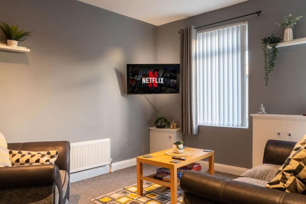 Vibrant City Centre Townhouse With Free Parking Rare Outdoor Patio Белфаст Экстерьер фото